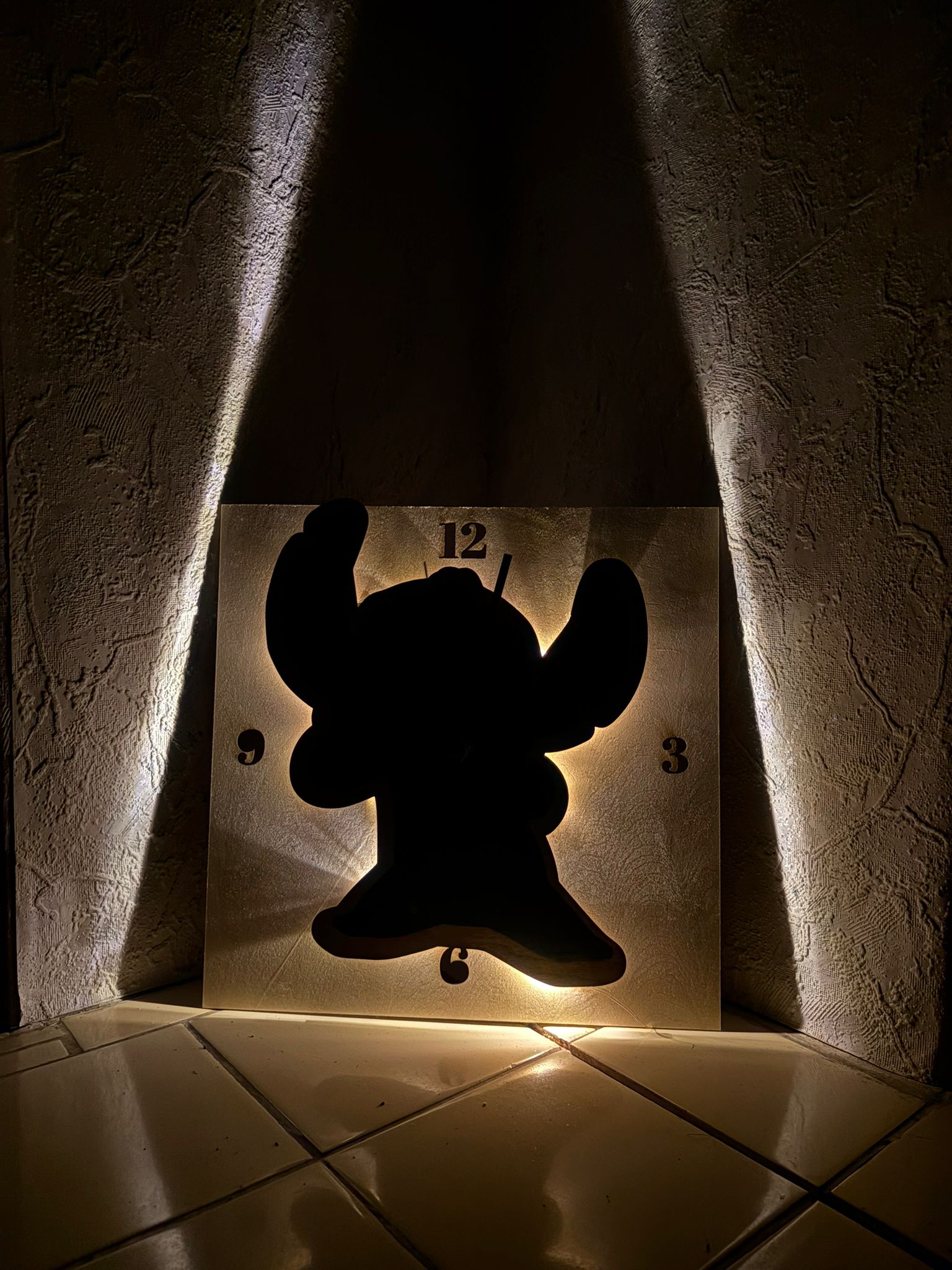 Stich Uhr mit Licht.jpeg